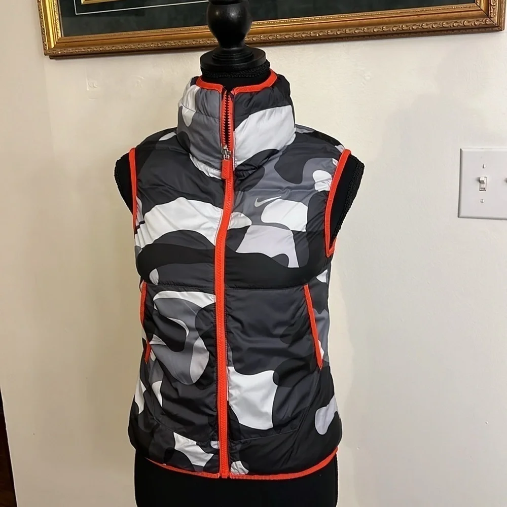 Girls Nike Alliance Graphic Reversible Puffer Vest, Sz. Medium.